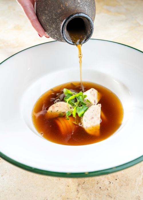 Gyöngytyúk Consommé Házi Tésztával, Friss Zöldségekkel